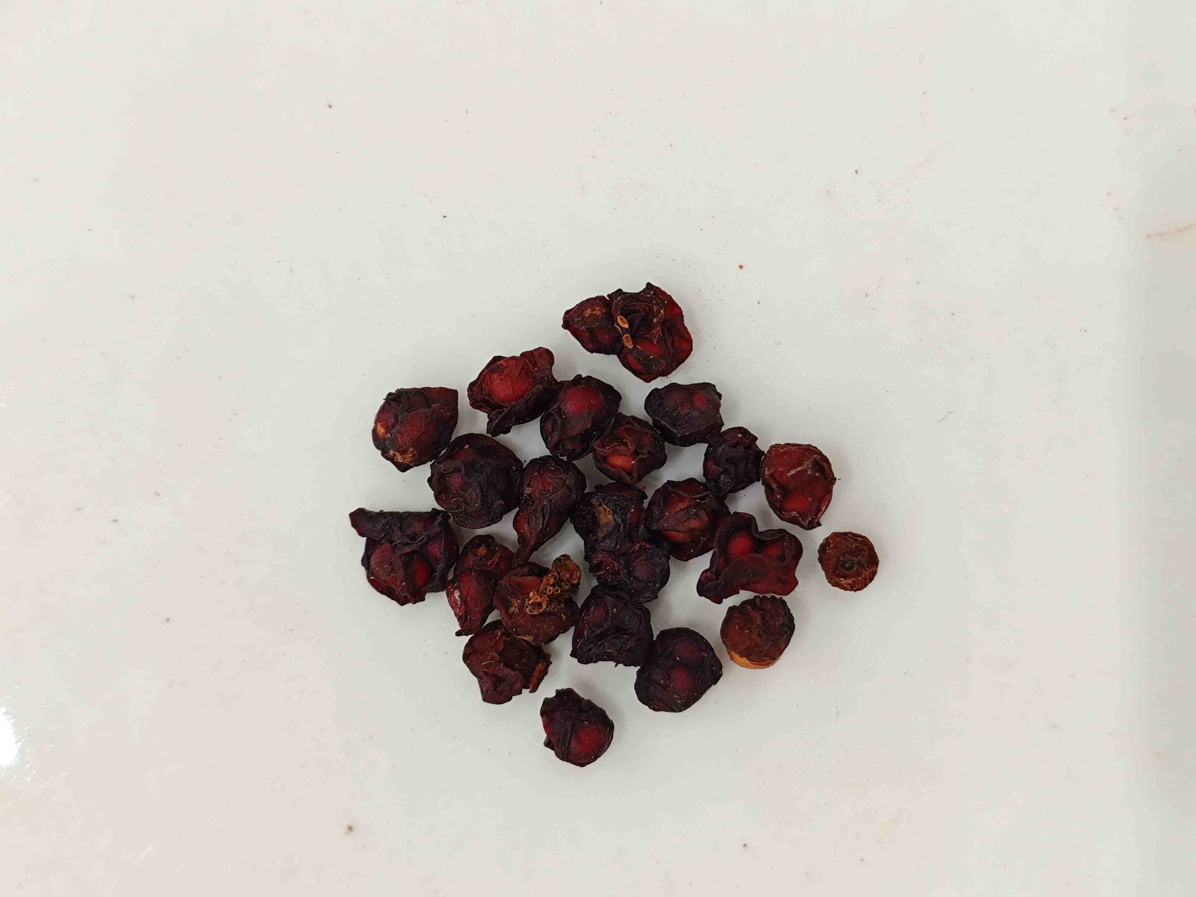 Schisandra Fruit (Wǔwèizǐ):